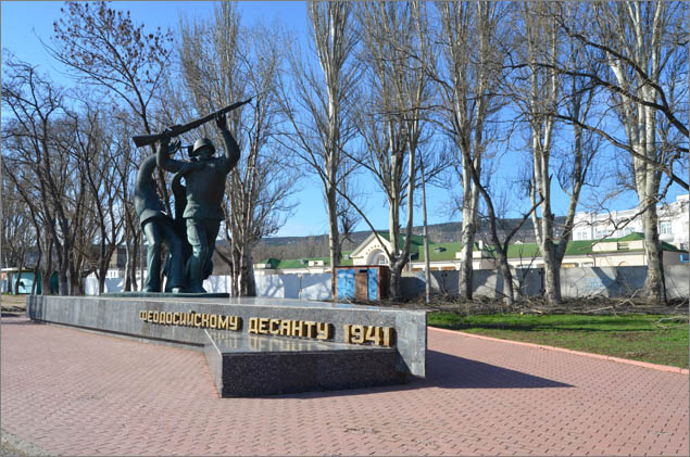 В Феодосии благоустраивают сквер у памятника десантникам