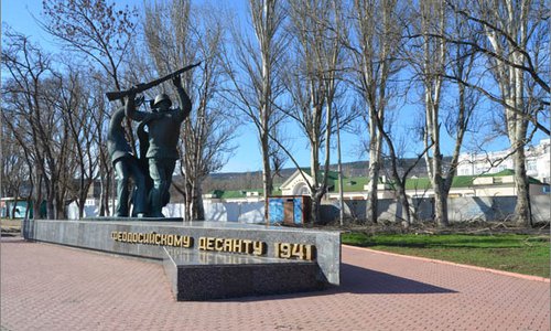 В Феодосии благоустраивают сквер у памятника десантникам